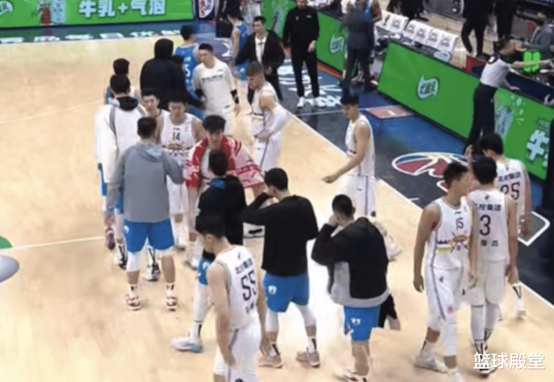 青島市|北控慘敗青島！吳慶龍+威爾斯抱老馬，肘子無奈，蘭茲轉頭離場