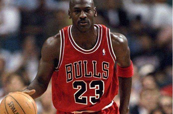 邁克爾·喬丹|喬丹的運(yùn)球其實(shí)很標(biāo)準(zhǔn)，扎實(shí)不花哨，不耗費(fèi)多余的體力