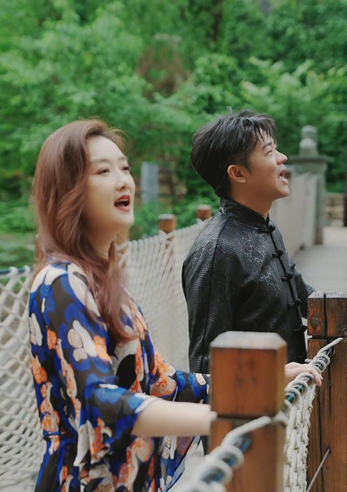 凤凰传奇|凤凰传奇的“清醒”:9次上春晚,五五分账23年,比玖月奇迹高明