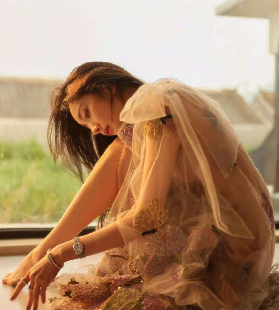 杨幂|杨幂超模风大片火了!穿超短提臀裤比卡戴珊会凹姿势,辣出新高度