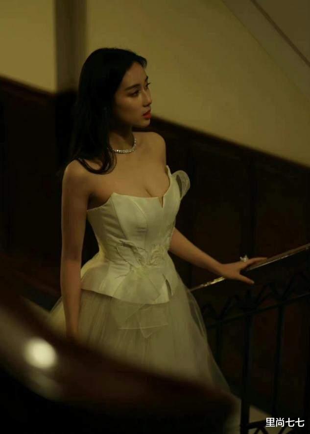 里尚七七 赌王幼女何超欣罕露面,穿抹胸裙身材太有料,脸和四太年轻时太像