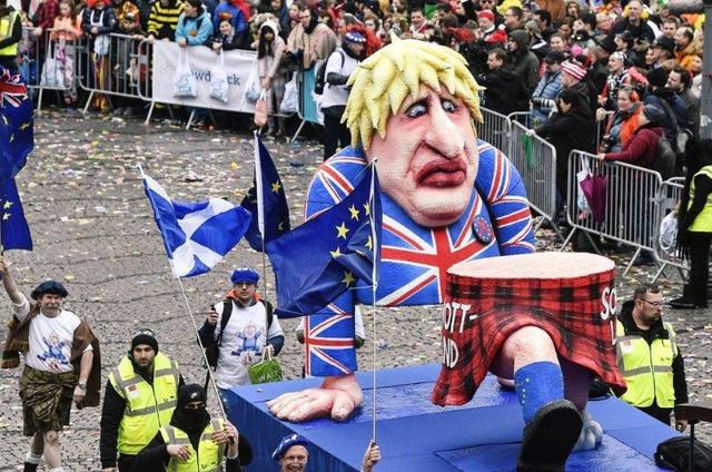 无线泉州 狂刷存在感？英国航母来南海闹事！国防大臣狂吠：绝不退缩