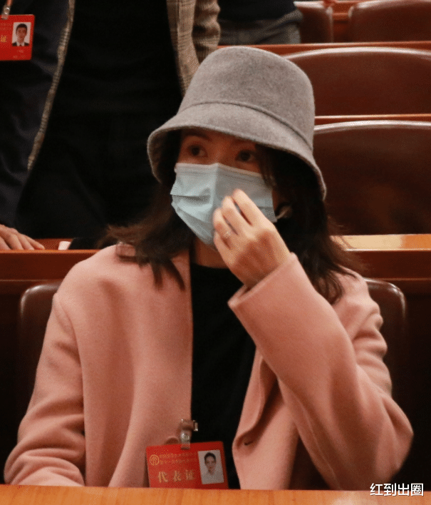 章子怡|42岁章子怡低调出席文代会！露半边素颜状态好，现场被海霞索要签名