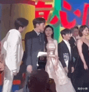 迪丽热巴|芭莎慈善明星夜内场遭吐槽，张彬彬景甜再互动，杨幂造型成亮点！