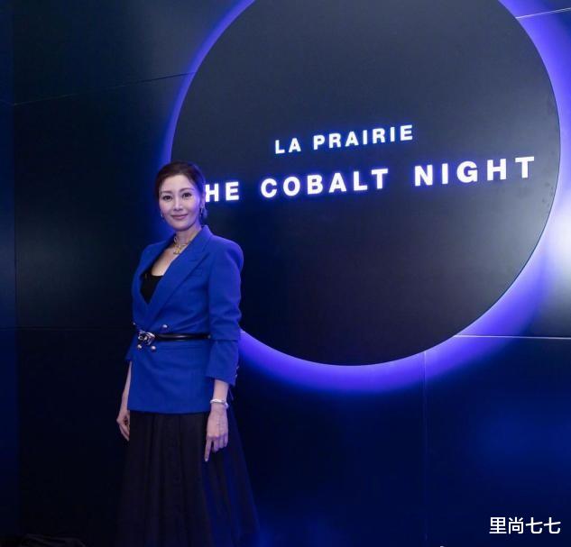 李嘉欣|李嘉欣罕见晒家庭合照，婆婆打扮优雅一派贵气，衬得她亲妈好朴素