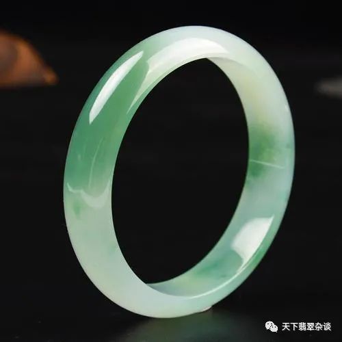 新疆维吾尔自治区|母亲节礼物—送什么给妈妈好？这几种翡翠饰品最合适不过了！！！