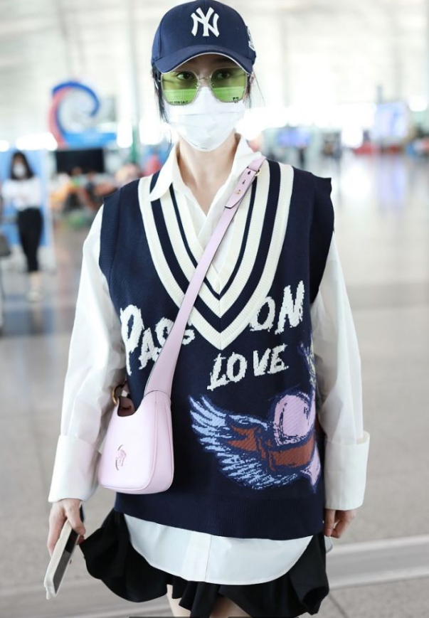 美人哒|范冰冰率先解锁早秋穿搭，衬衫叠穿马甲青春洋溢，比大学生还嫩