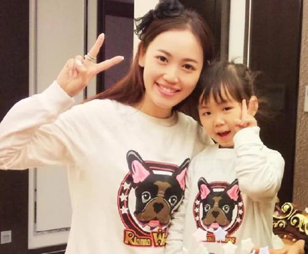 马蓉|王宝强10岁女儿长大啦！和马蓉同框双腿又细又长，长相却更像爸爸