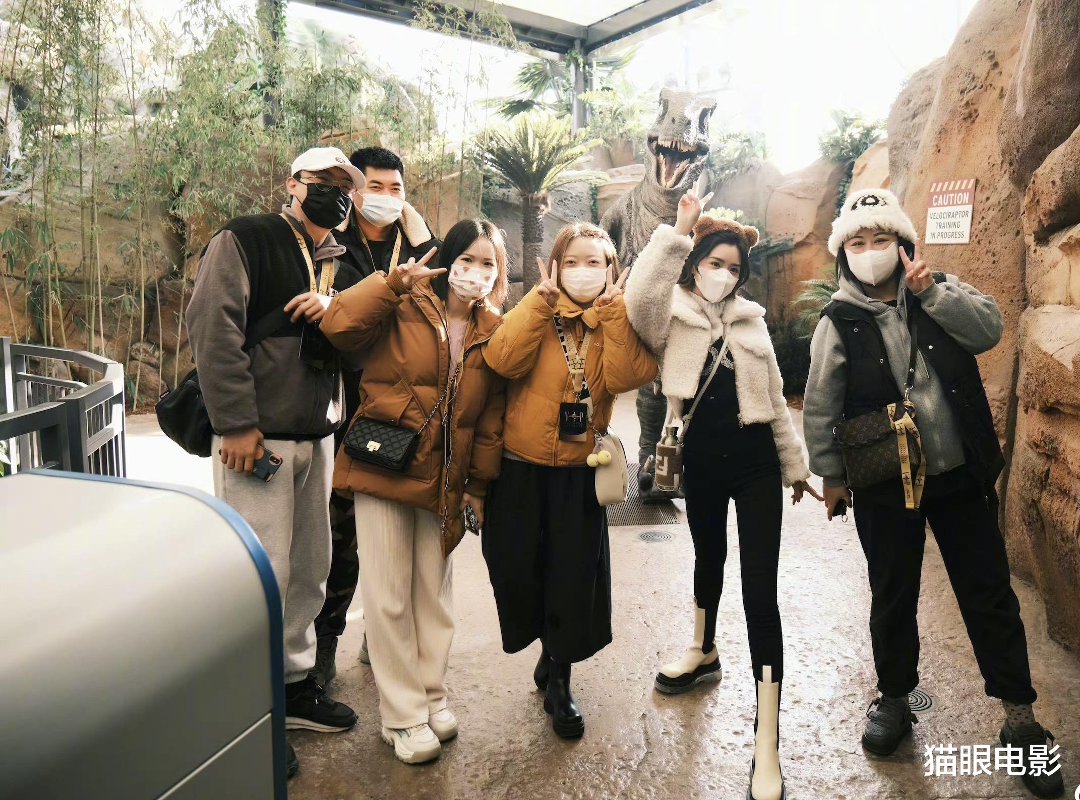 毛晓彤|33岁毛晓彤大长腿抢镜，撅嘴卖萌太可爱，网友：姐姐漂亮疯了