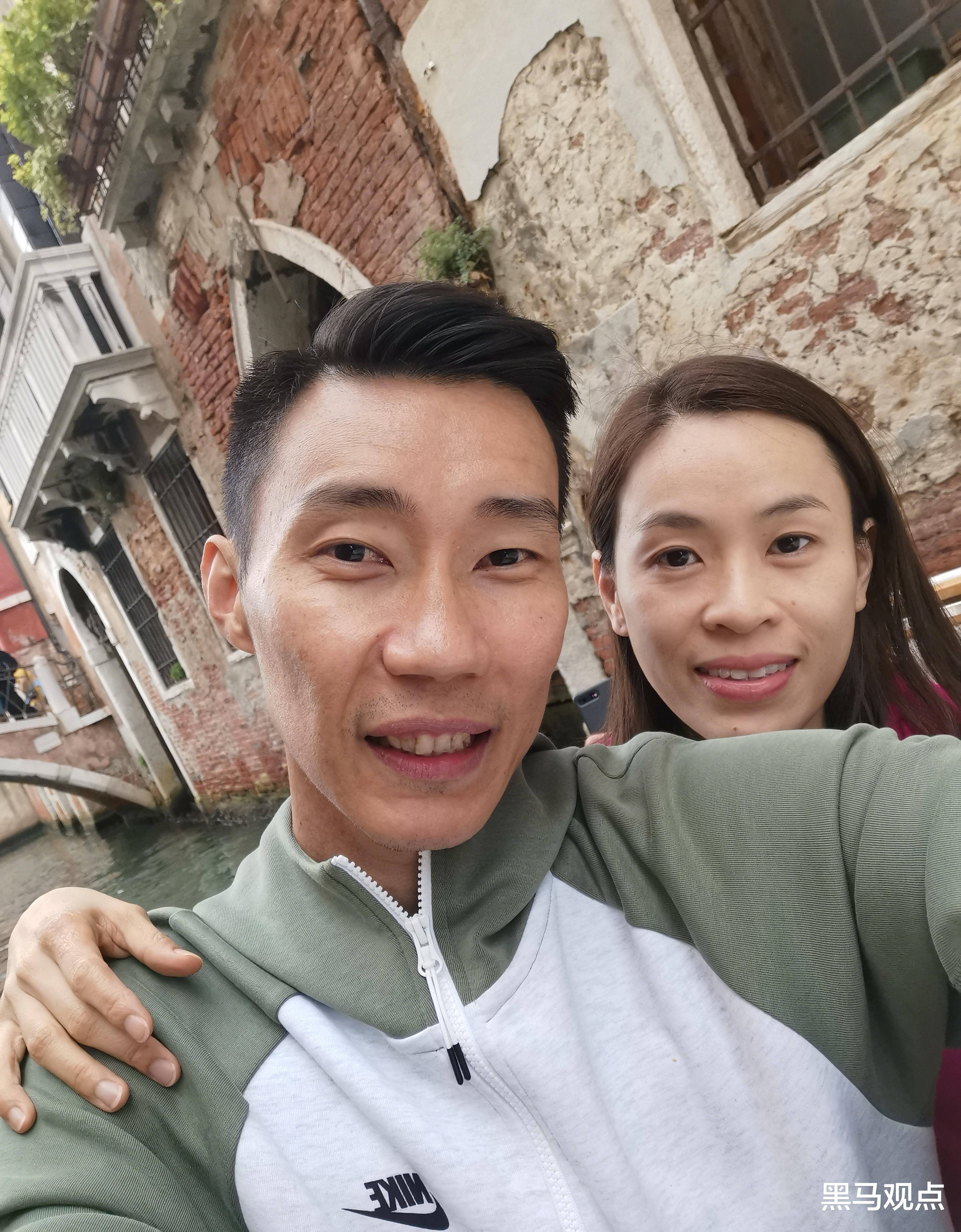 湖人队|真幸福！李宗伟和娇妻夕阳下拥吻，花费千万抗癌成功，精神很饱满