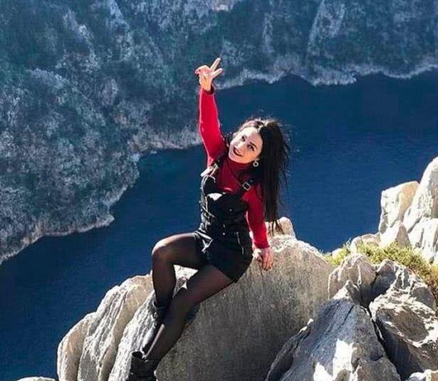 揭开自己本性 女子跨过安全栅栏让朋友拍照，结果朋友眼看她从35米高的悬崖坠下