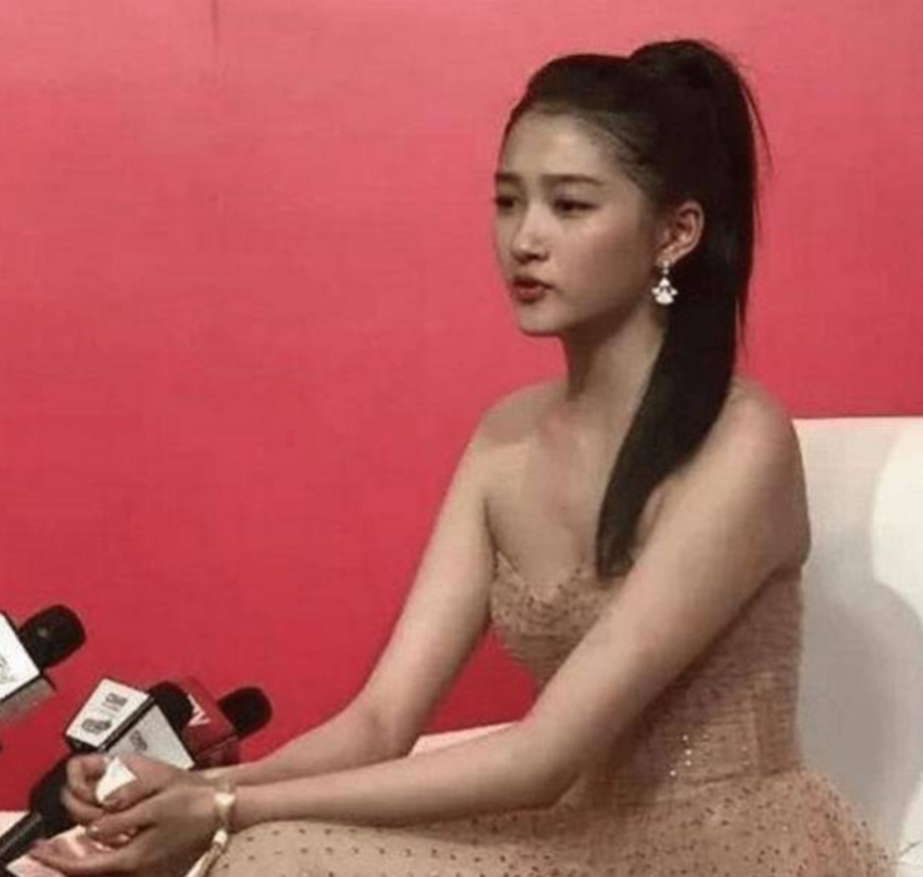 央视|央视采访不让开美颜，杨紫脸肿，热巴老气，所有明星被打回原形