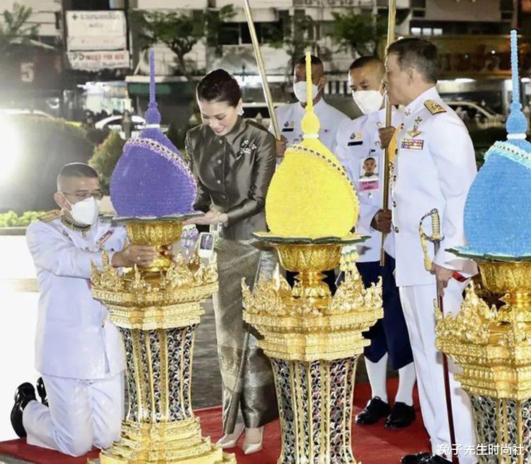 |诗妮娜再次失宠缺席庆典，帕查拉表现大度，当众跪拜泰王和提帮功