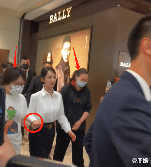 杨紫|杨紫现身活动捞金，被两个助理搀扶，数十名保镖贴身护驾！