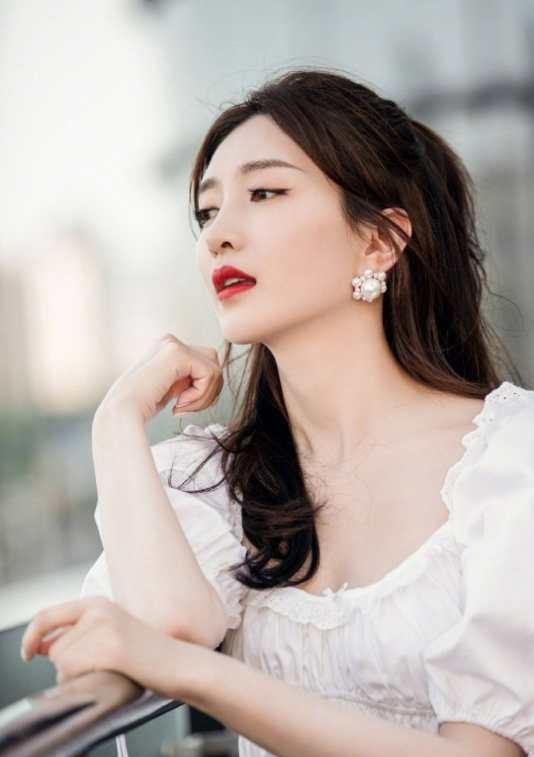 江疏影|半裙彻底过时了，今年流行泡泡袖连衣裙，看江疏影穿出了高级感