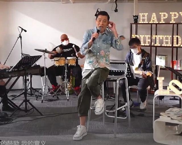 刘德华|顶流刘德华人气爆表！全球首个社交号就过千万，穿休闲装帅气儒雅