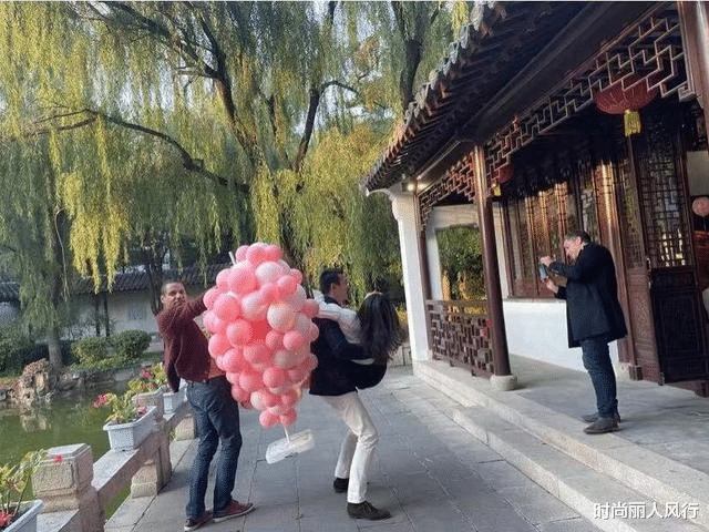 时尚丽人风行 朱珠聚齐京圈大咖为女儿取名！排场太大，她穿白衬衣亮相最出风头