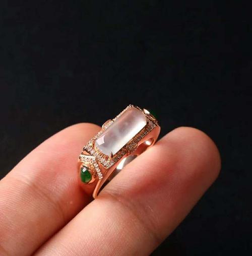 钱币|你适合梨形还是马眼形的戒面呢?戴上心形翡翠,爱情剧就会来吗?