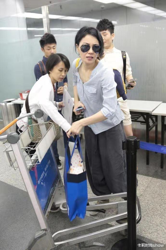 卡莉时尚show|王菲向来随性惯了，穿宽松居家服就走机场，素颜出行哪像52岁