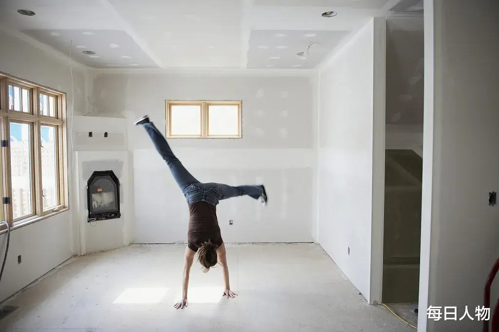 没钱装修,被迫过“低欲望生活”,住毛坯房的年轻人在想什么?