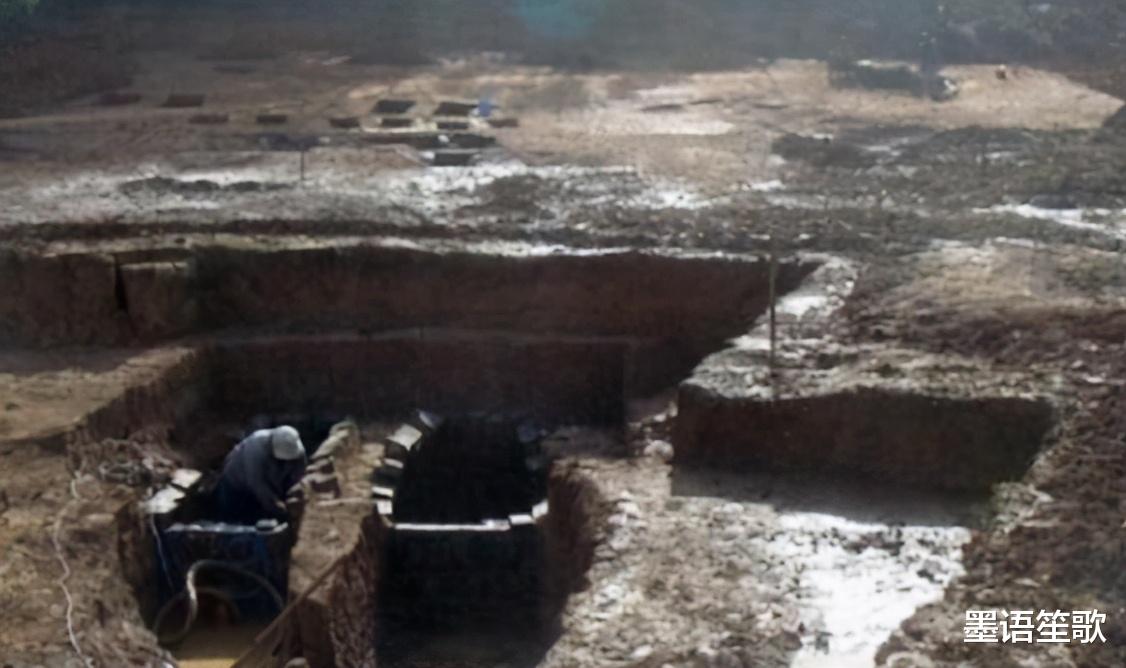 历史揭秘|江苏古墓藏3000把宝剑，为何千年来没人盗取，专家抽干水发现奥妙