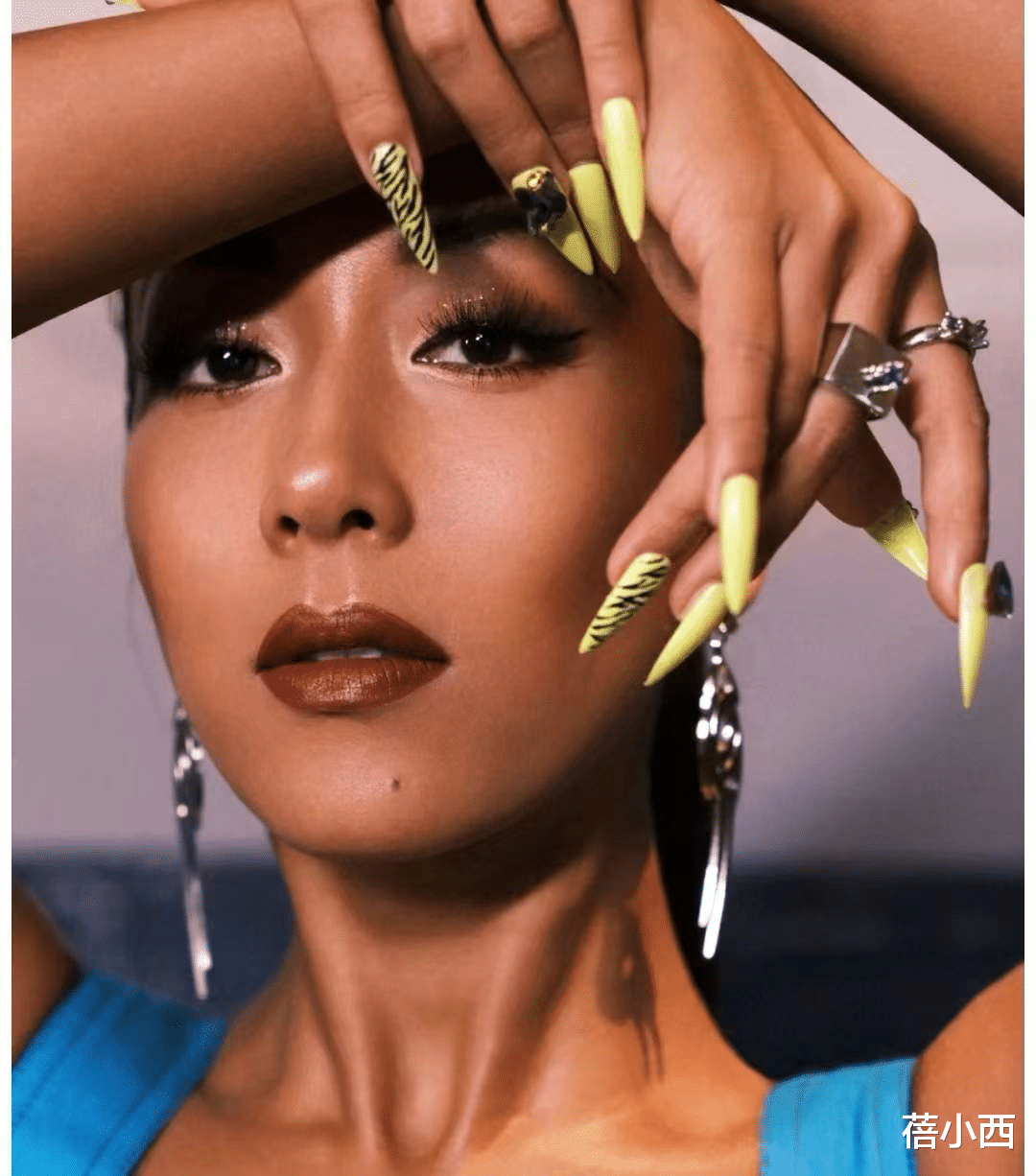 美甲 冬天怎么才能出彩？不如换上吉克隽逸同款圣诞美甲，高级感十足！
