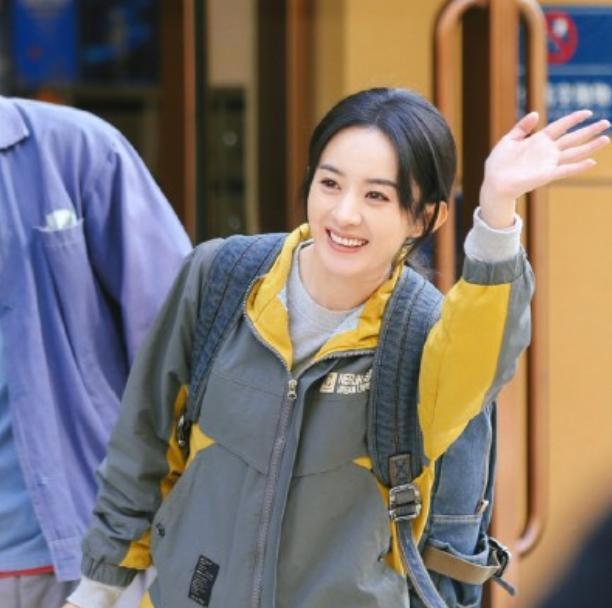 赵丽颖|新剧杀青，赵丽颖上线晒照，鞋子引热议，这是对农村人最大尊重？