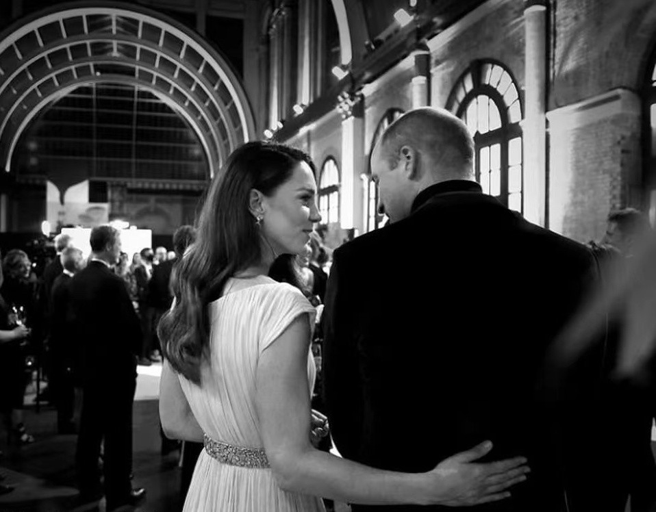 凯特王妃|凯特王妃竟成“抄袭怪”！与威廉公开撒狗粮，肱二头肌超乎想象