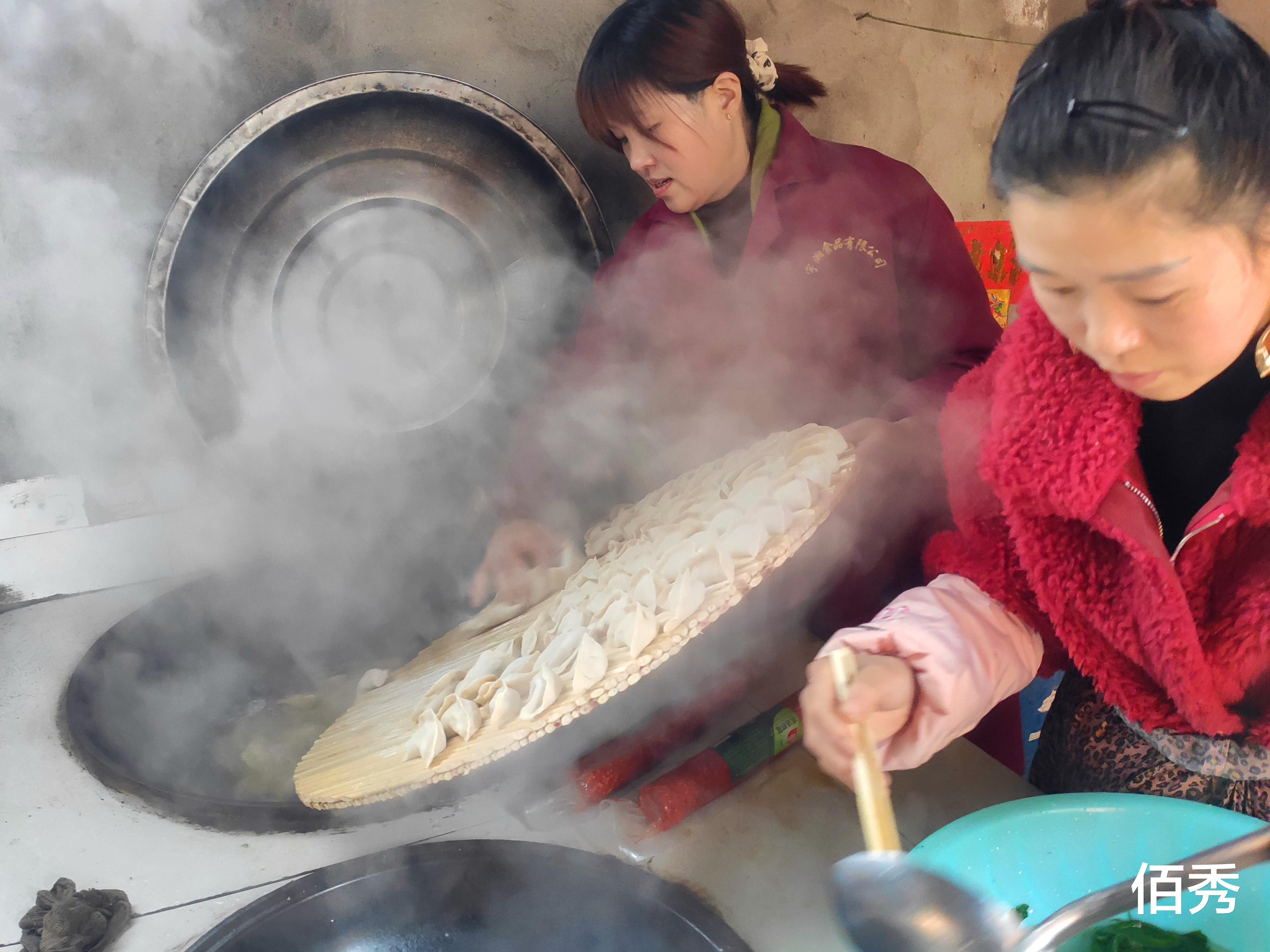 佰秀 农村四姐外出打工，出发前去田里挖野菜，解油腻，又能和工友分享