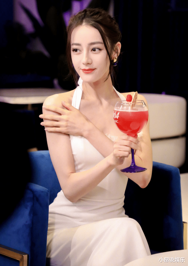 迪丽热巴|迪丽热巴身材有多好？紧身白裙勾勒s形身材，裤腰都要“再加工”