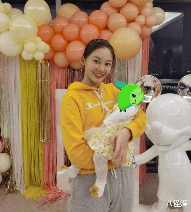 洪欣|郑恺宅家陪妻女,围观苗苗学咖啡拉花,看到成品忍不住笑出声