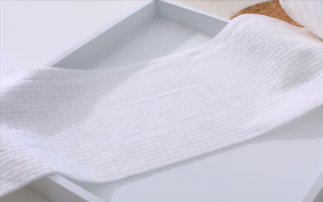 马桶上别挂毛巾架了!看看年轻人的做法,美观实用不占地方