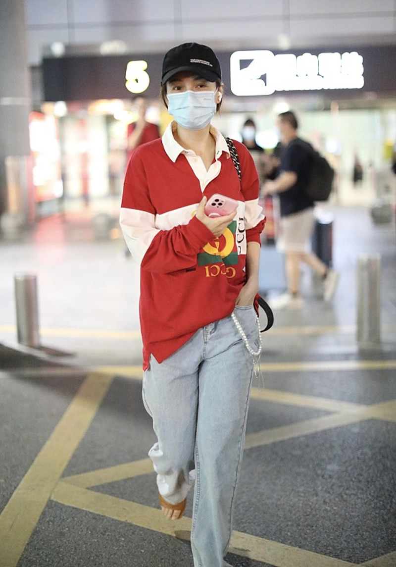 红珊瑚me|吴昕真是越来越美了，穿黑色露腰T恤配牛仔阔腿裤，时尚大气