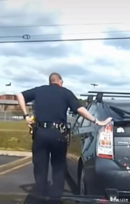 周兰育儿日志|美国警察临检为什么会“摸一下后车厢”？专家：保命动作