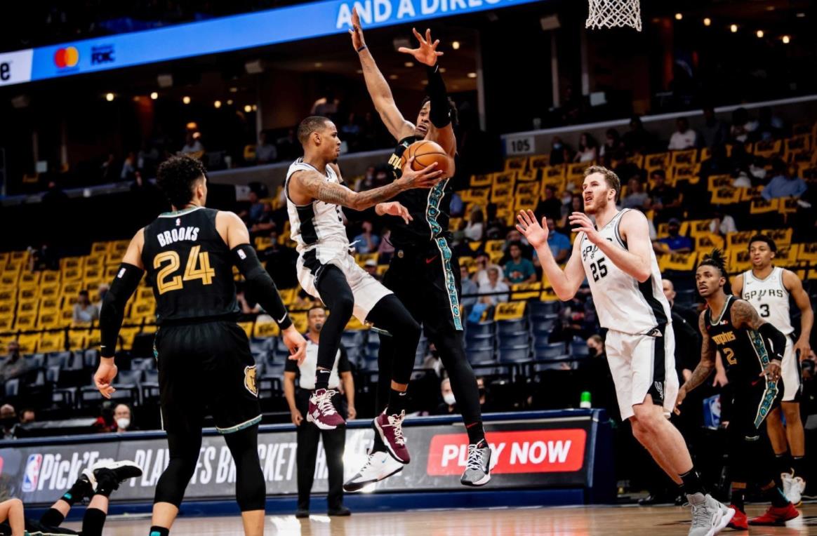 马刺队|赛季到此终结！马刺跌下神坛，波波维奇正式表态，德罗赞面临选择