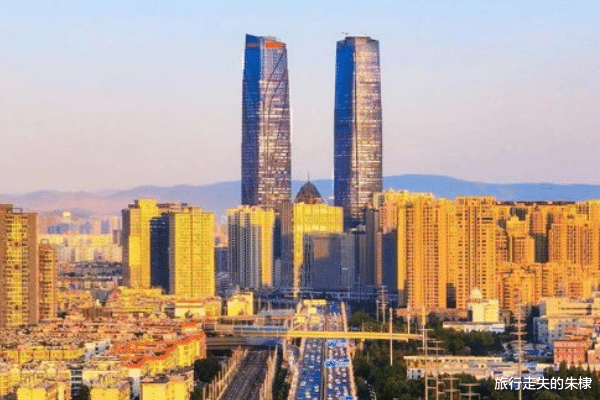 烂尾楼|昆明滇池度假区球场被拆，但保留了别墅，价格一降再降，无人购买