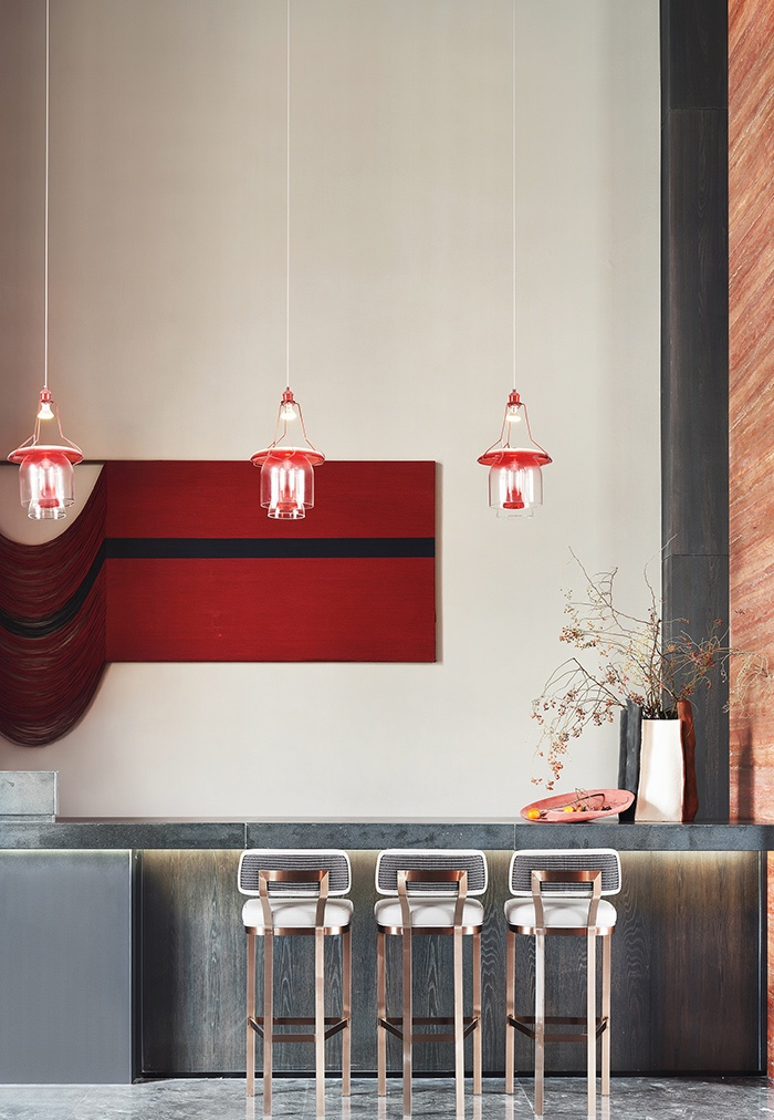 小美涵Emily|浓丽而风雅的枫红、粗粝质感的灰调,演绎当代超逸与东方情怀