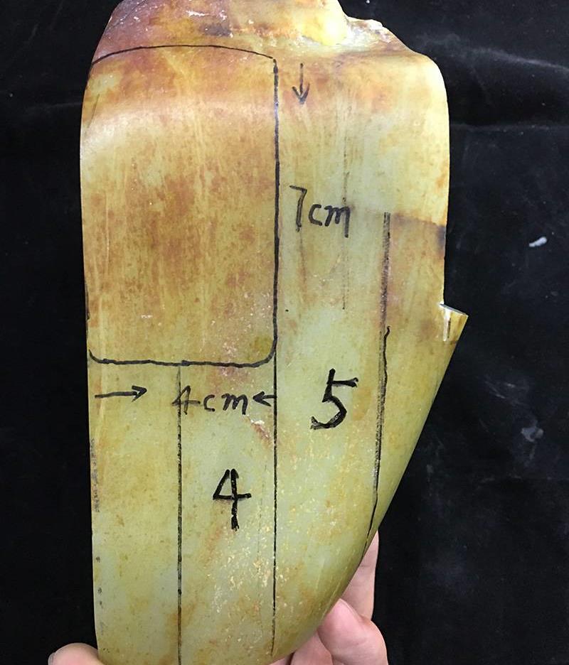 |一块伤痕累累的带僵料，就这样变出了两个过万的和田玉手镯