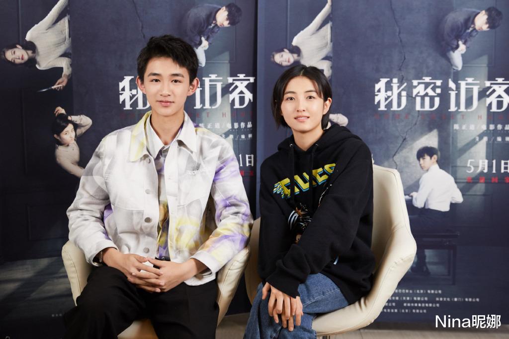 穿衣搭配|张子枫《向往5》首秀太惊艳，穿娃娃领戴“回形针”耳环，留港风卷变真女神