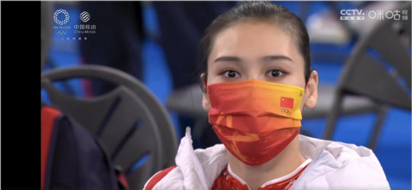 时尚风行派|“蹦床女神”刘灵玲靠明星脸大火！穿凤凰旗袍美出新高度，仪态太绝了
