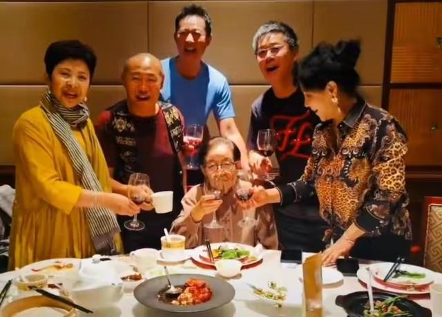 姐姐|歌手董文华：事业巅峰坚持生下孩子，我不能让丈夫等太久