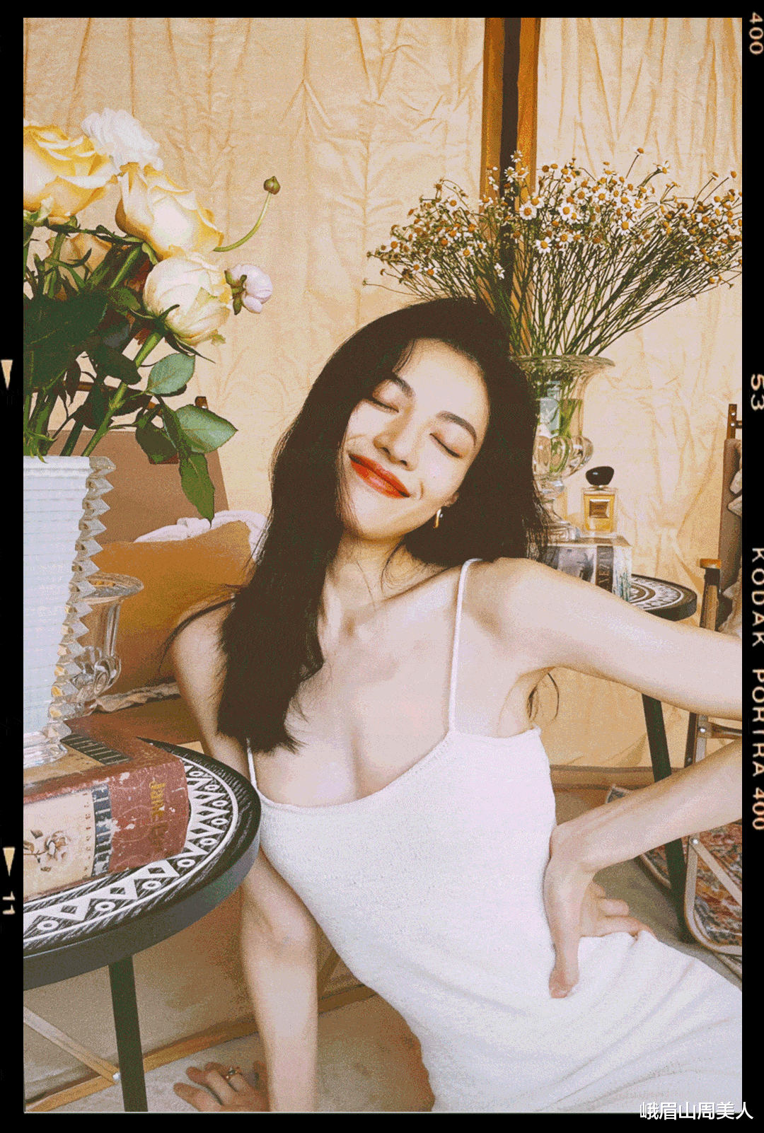 峨眉山周美人|别再穿百褶裙了,今夏流行的是“瘦瘦裙”,显瘦还减龄,谁穿谁美