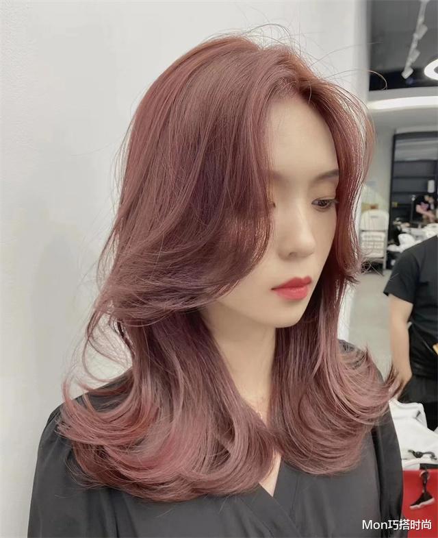 发型 黄头发不吃香了，这几种“好运发色”正流行，洋气显白，适合过年