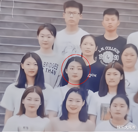 陈亚男|陈亚男18岁毕业照曝光，国字脸堪称“方脸阿姨”，还说自己没整容