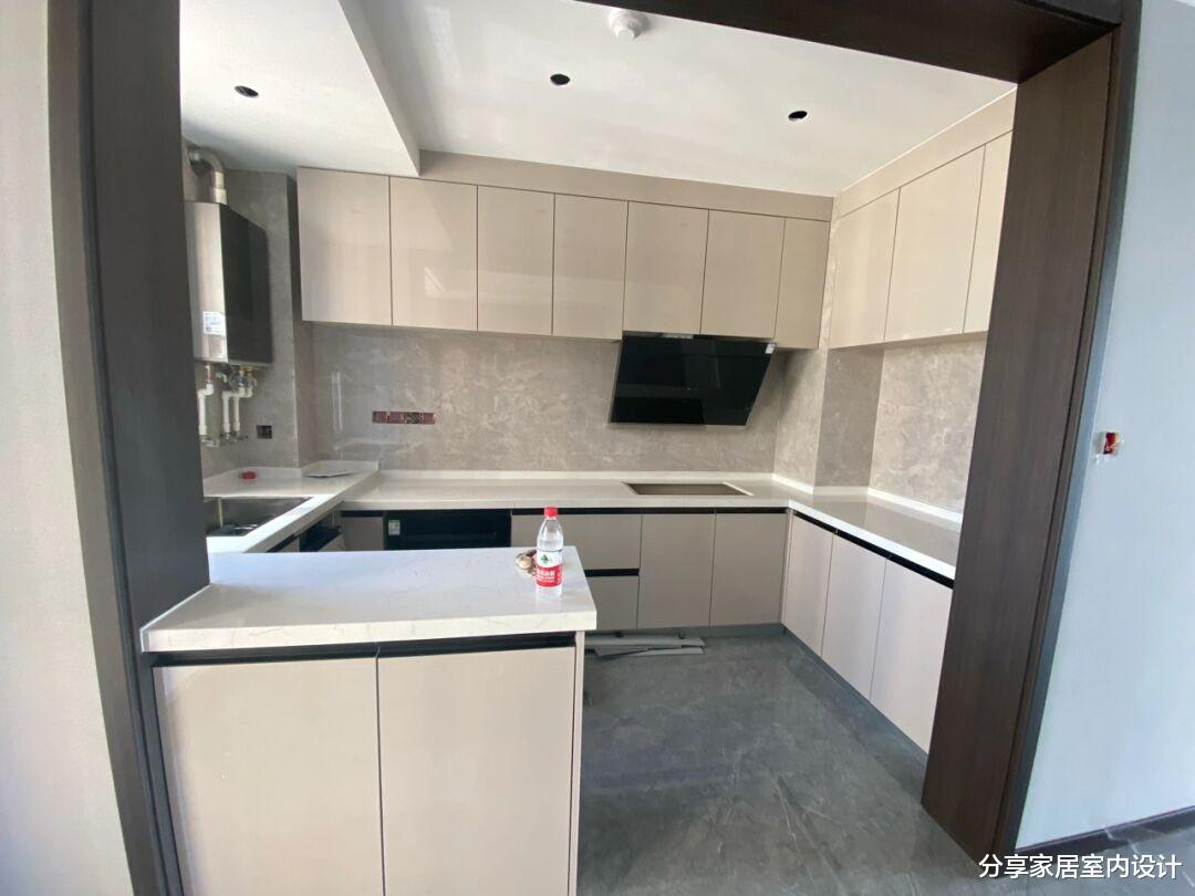 |越来越流行这样的装修：全屋地面铺灰色地砖，设计岩板悬空电视墙