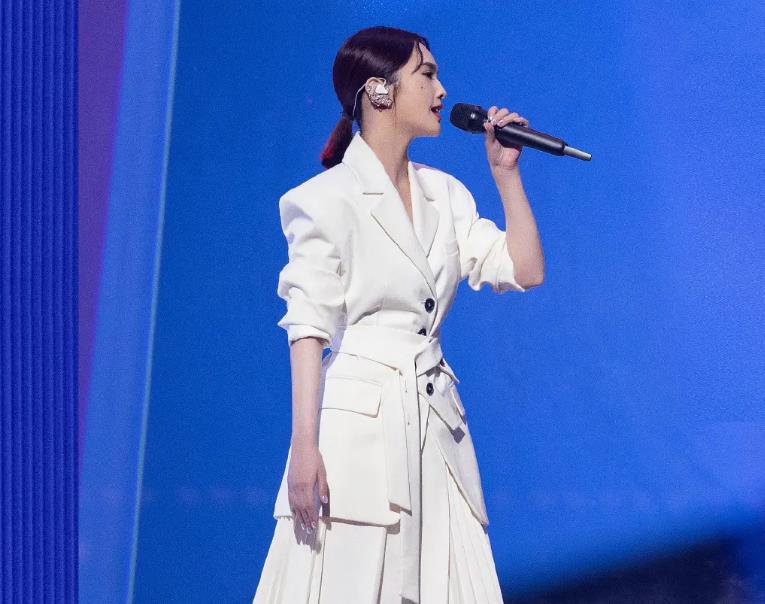 萧敬腾|《闪光的乐队》萧敬腾抓马不断，张碧晨高情商，让网友纷纷称赞！