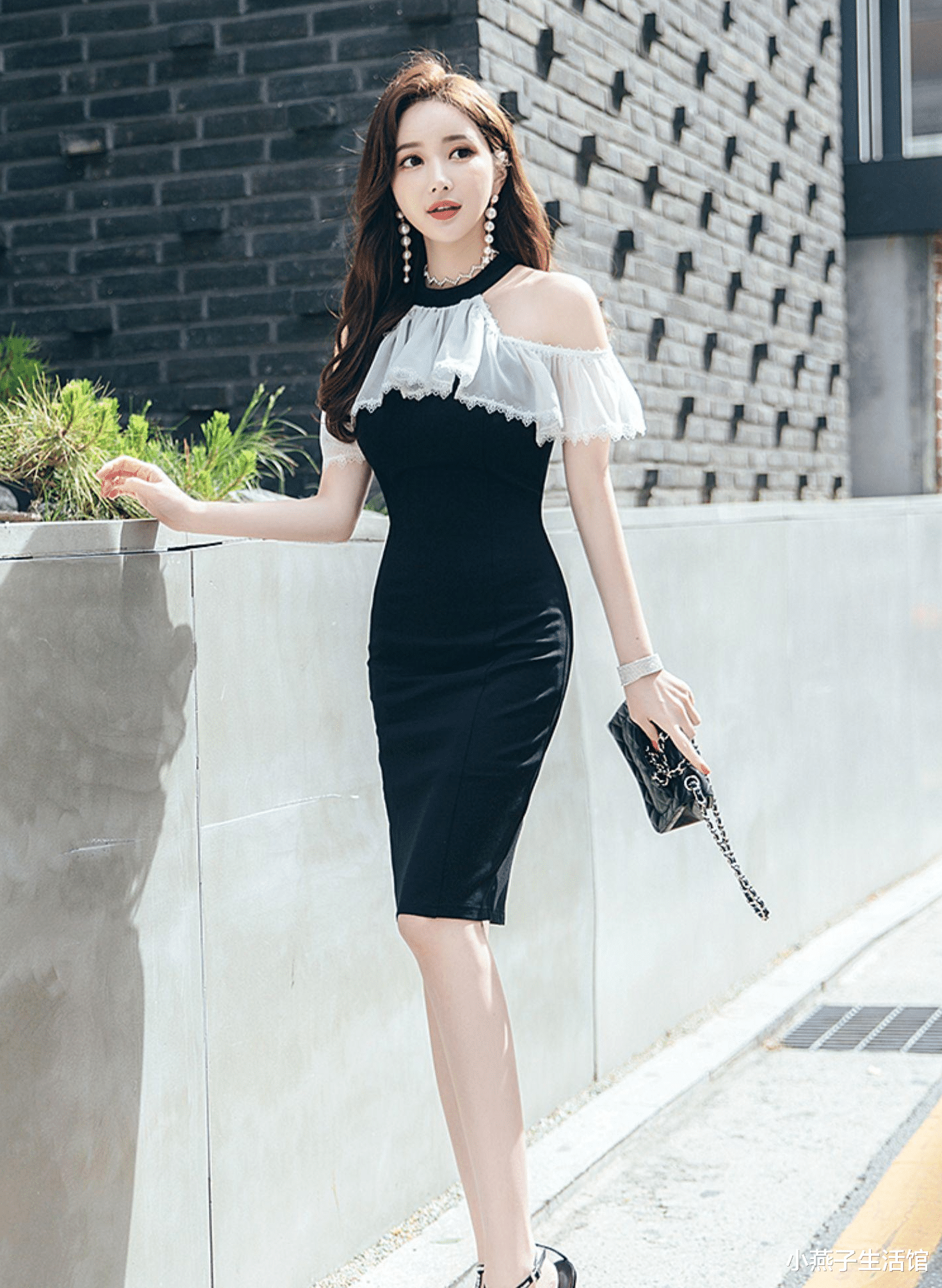 小燕子生活馆|性感的赫本风，挂脖露肩设计的小黑裙