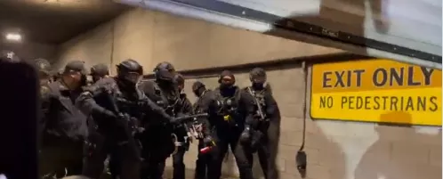 美国|枪杀暴徒的少年判无罪，全美竟震怒？多城抗议，波特兰陷打砸抢烧