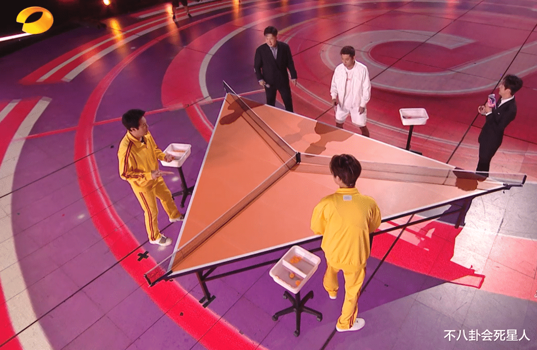 古力娜扎|芒果晚会现场：娜扎鱼尾红裙惊艳，黄晓明胡茬显沧桑，女团表情油腻