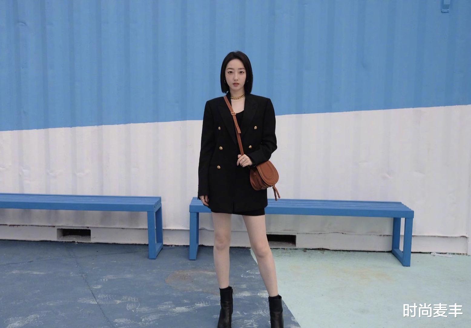 杨九郎|蒋梦婕日常写真照曝光，针织背心配百褶短裙，清纯可爱的样子惹人爱